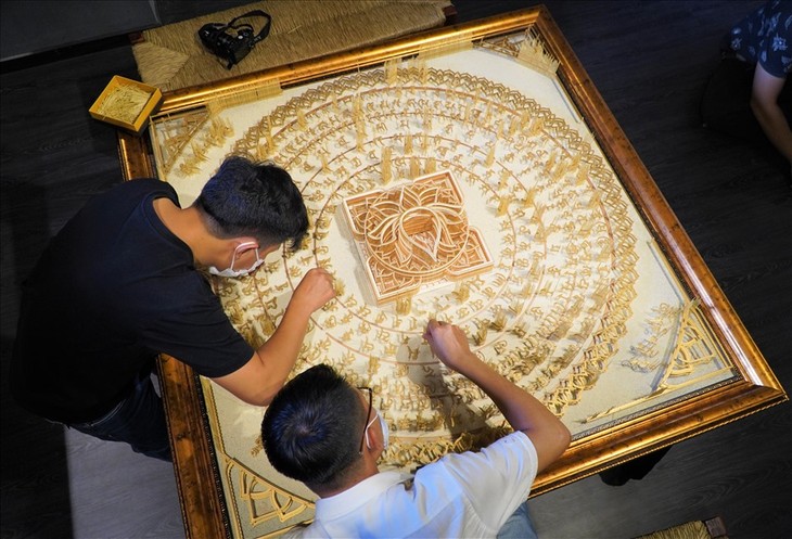 Das Bild „Weltraum Mandala” wird aus 27.000 Zahnstochern gemacht - ảnh 1