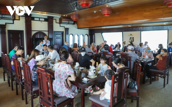 Neuer Rekord der Touristen an Feiertagen in der Ha Long-Bucht - ảnh 1