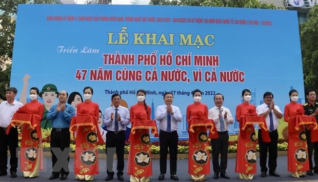 Eröffnung der Ausstellung „Ho-Chi-Minh-Stadt – 47 Jahren zusammen mit dem Land und für das Land“ - ảnh 1