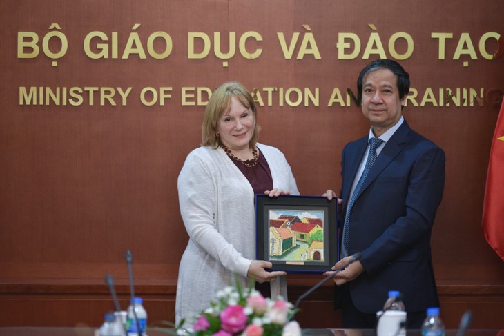 Bildungsminister trifft die Landesdirektorin von USAID in Vietnam - ảnh 1