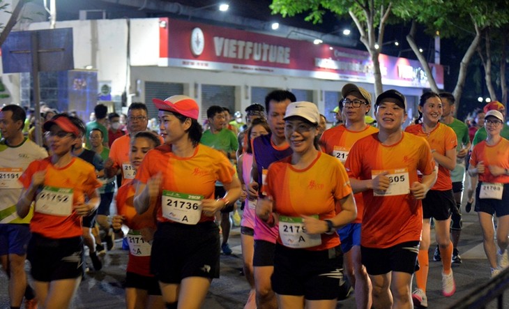 Mehr als 1500 Menschen beteiligen sich an Rennen in Ho-Chi-Minh-Stadt - ảnh 1