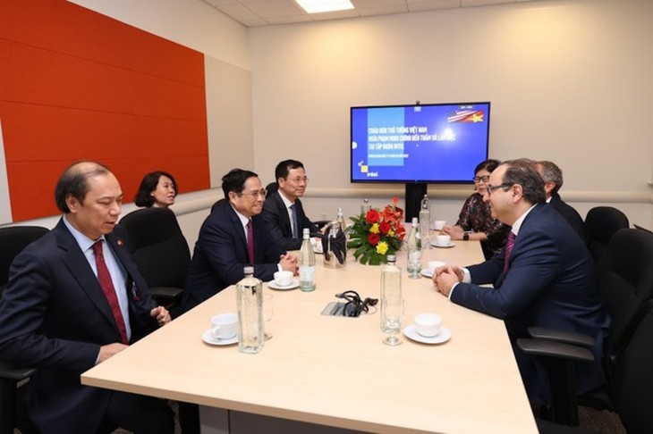 Premierminister Pham Minh Chinh trifft Vertreter der weltweit führenden Konzerne - ảnh 1