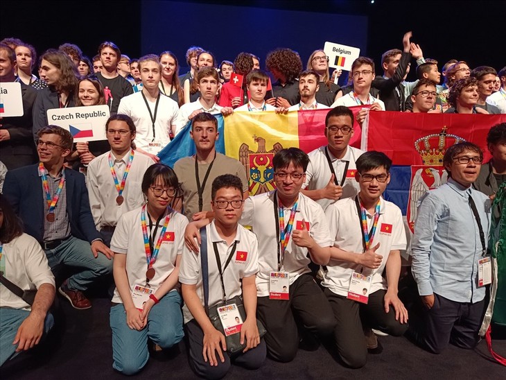 Vietnam gewinnt drei Medaillen bei europäischer Physikolympiade  - ảnh 1