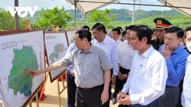 Premierminister Pham Minh Chinh überprüft Einrichtungen in den Provinzen Hoa Binh und Son La - ảnh 1