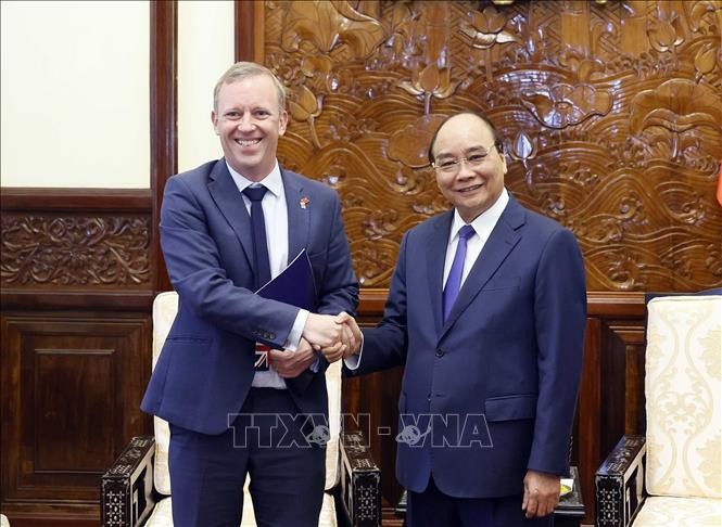 Staatspräsident Nguyen Xuan Phuc nimmt Abschied von Botschaftern Großbritanniens und Belgiens - ảnh 1
