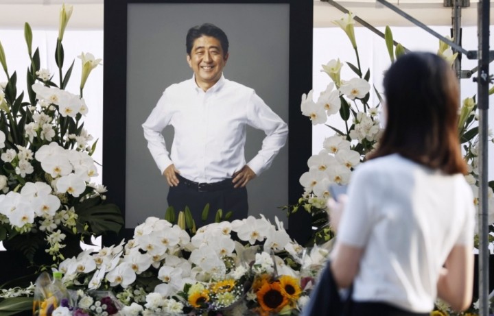 Japan verleiht dem verstorbenen Premierminister Shinzo Abe den Chrysanthemenorden posthum - ảnh 1
