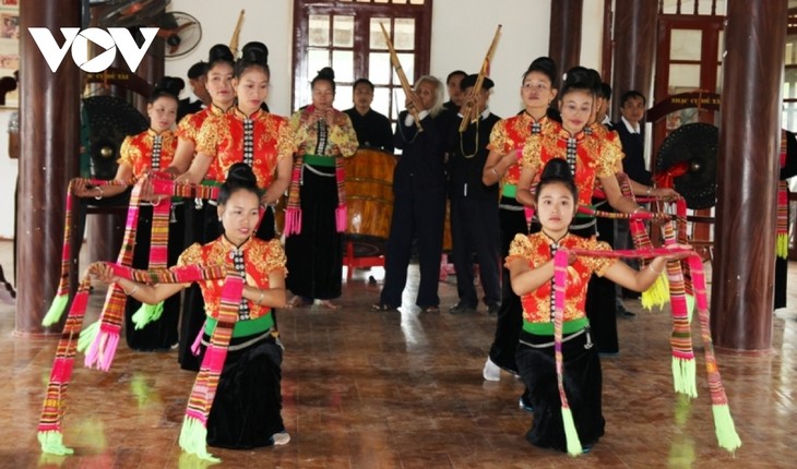 Großer Auftritt des Xoe-Tanzes der Volksgruppe Thai - ảnh 1