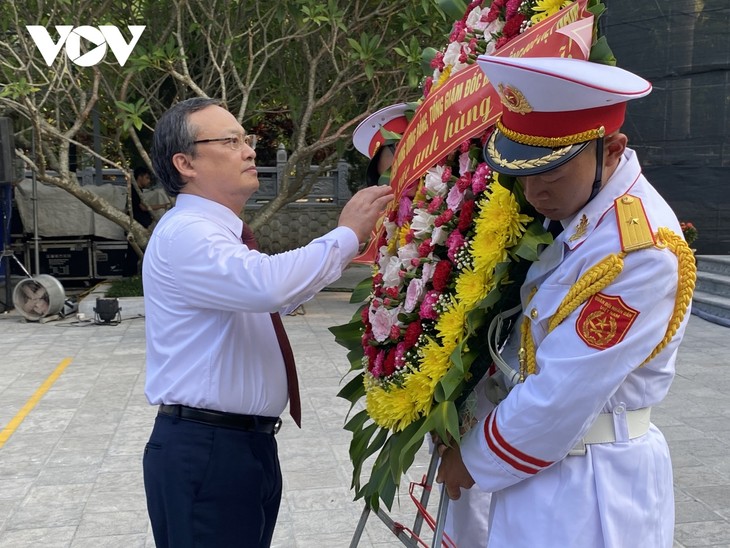 VOV-Intendant Do Tien Sy besucht Friedhof der gefallenen Soldaten Vi Xuyen - ảnh 1