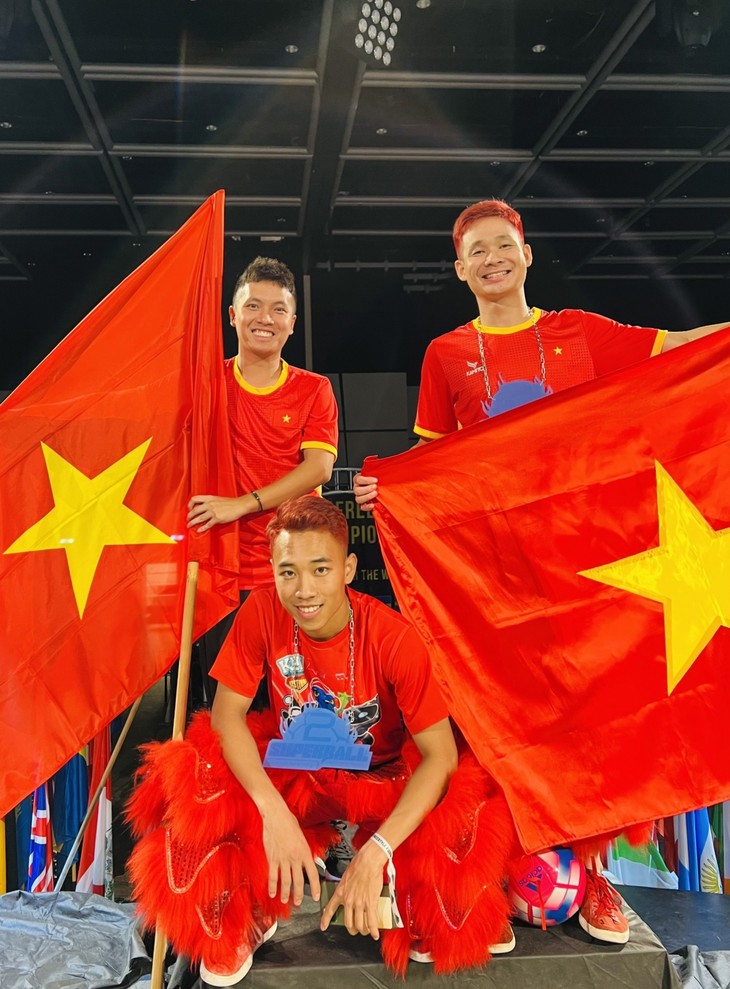 Vietnam belegt den zweiten Platz bei der Fußball Freestyle Meisterschaft in Tschechien - ảnh 1