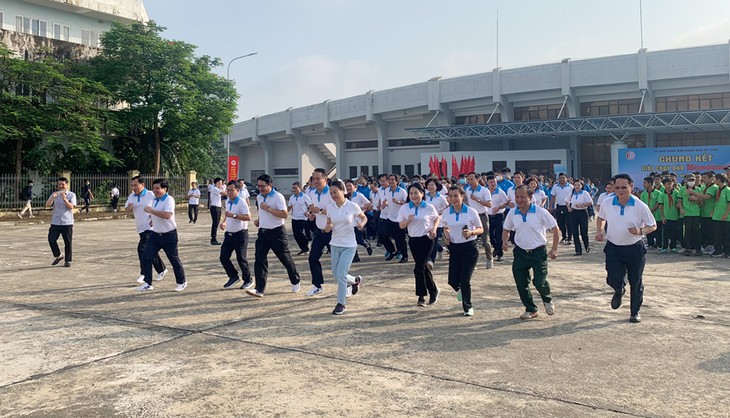 Fast 1000 Menschen beteiligen sich am Laufwettbewerb der Zeitung Hanoimoi - ảnh 1