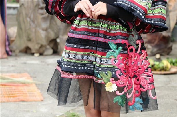 Modenschau der Ao Dai-Tracht und Brokat-Mode in der Provinz Kon Tum - ảnh 1
