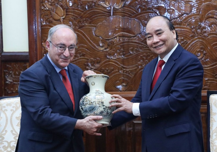 Staatspräsident Nguyen Xuan Phuc empfängt WUS-Germany-Vorsitzenden Kambiz Ghawami - ảnh 1