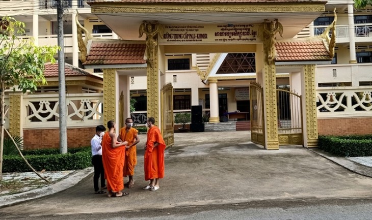Pali-Khmer-Fachoberschule in der Provinz Tra Vinh kümmert sich um Khmer-Schüler - ảnh 1