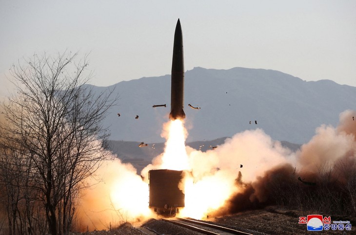 Südkoreanisches Militär: Nordkorea feuert Langstreckenrakete ab - ảnh 1