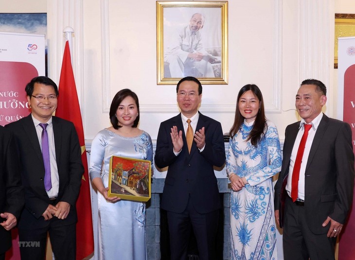 Staatspräsident Vo Van Thuong ist zur Krönung von Charles III. in London eingetroffen - ảnh 1