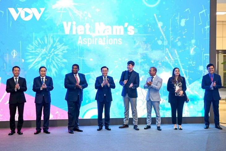 Parlamentspräsident Vuong Dinh Hue nimmt an Eröffnung der Ausstellung „Vietnams Ambition” teil - ảnh 1