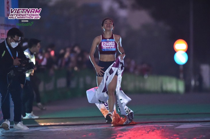 Nguyen Thi Oanh gewinnt den Meistertitel beim internationalen Halbmarathon  - ảnh 1