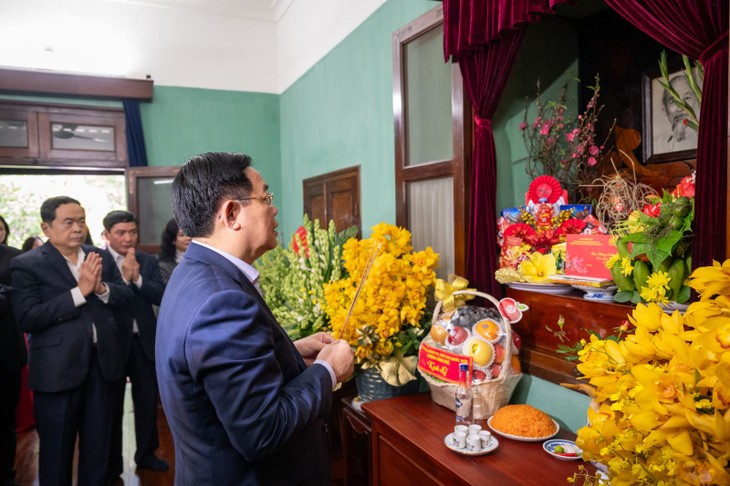 Parlamentspräsident Vuong Dinh Hue zündet Räucherstäbchen bei Gedenkstätte für Präsident Ho Chi Minh an - ảnh 1