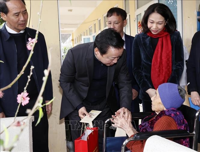 Vize-Premierminister Tran Hong Ha besucht die Einsatzkräfte während des Neujahrsfestes Tet - ảnh 1