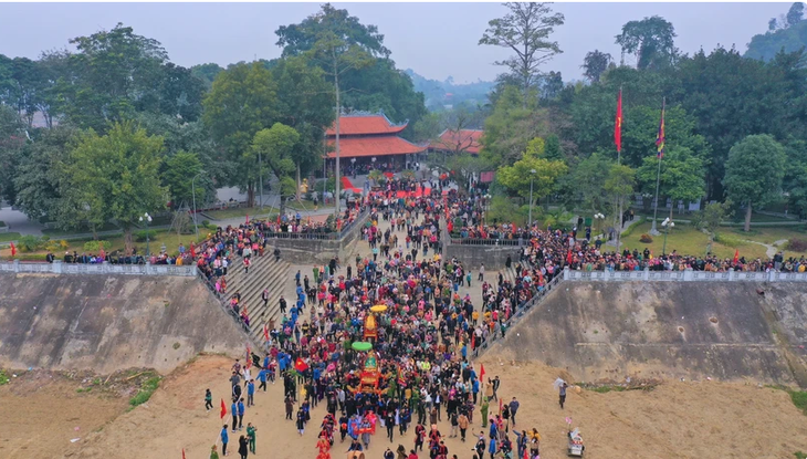Traditionelle Rituale beim Fest im Dong-Cuong-Tempel - ảnh 1