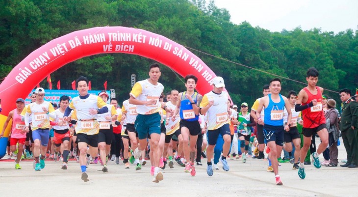 Fast 1000 Menschen nehmen am Lauf-Wettbewerb in Hai Duong teil - ảnh 1