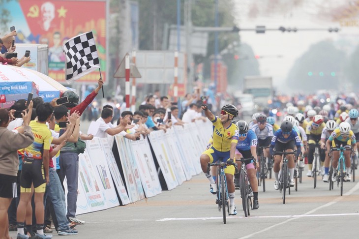 Mehr als 100 Sportlerinnen beteiligen sich an Radrennen Biwase - ảnh 1