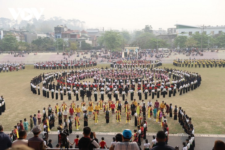 Mehr als 2000 Personen nehmen an Auftritt des Xoe-Tanzes in Dien Bien teil - ảnh 1