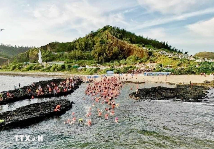 Mehr als 600 Sportler aus 10 Ländern nehmen an Seeüberquerung auf Ly Son teil - ảnh 1