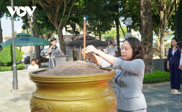 Vize-Staatspräsidentin Vo Thi Anh Xuan besucht den Kreis Dat Do - ảnh 1