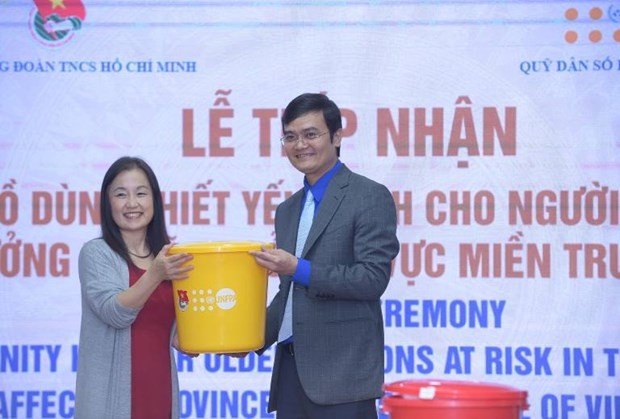 FNUAP-Vietnam aide les personnes âgées de trois provinces sinistrées du Centre - ảnh 1