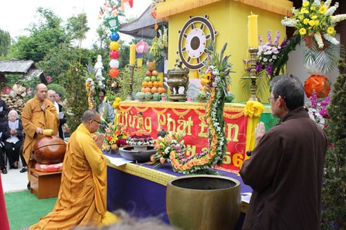 Việt kiều Pháp đón mừng Đại lễ Phật đản - ảnh 2