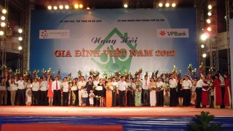 Tuyên dương 100 gia đình trẻ tiêu biểu của Thủ đô Hà Nội - ảnh 1