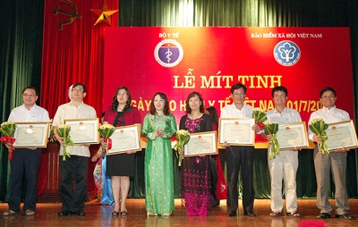 Thủ tướng Nguyễn Tấn Dũng dự lễ mít tinh nhân Ngày Bảo hiểm y tế Việt Nam - ảnh 2