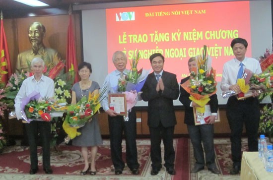 Trao Kỷ niệm chương Ngoại giao cho 7 cán bộ Đài Tiếng nói Việt Nam - ảnh 1