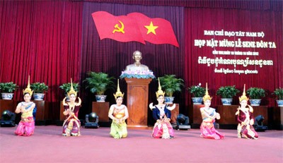 Ban Chỉ đạo Tây Nam bộ họp mặt đồng bào Khmer nhân lễ Sene Đôn Ta 2012 - ảnh 2