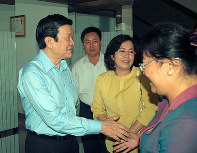 Chủ tịch nước Trương Tấn Sang tiếp xúc cử tri quận 4, thành phố Hồ Chí Minh - ảnh 1