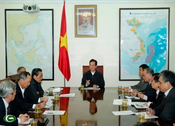 Thủ tướng Nguyễn Tấn Dũng làm việc với các chuyên gia tư vấn về kinh tế -xã hội - ảnh 1