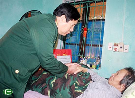 Bộ trưởng Quốc phòng Phùng Quang Thanh chúc Tết các thương, bệnh binh Hà Nam - ảnh 1