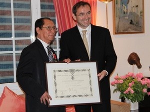 Nguyên đại sứ Việt Nam tại Pháp nhận Huân chương Bắc đẩu bội tinh - ảnh 1