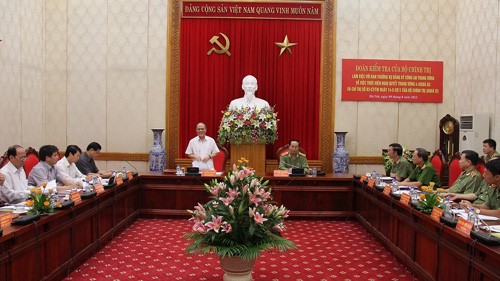 Chủ tịch Quốc hội Nguyễn Sinh Hùng làm việc với Đảng ủy Công an Trung ương - ảnh 1