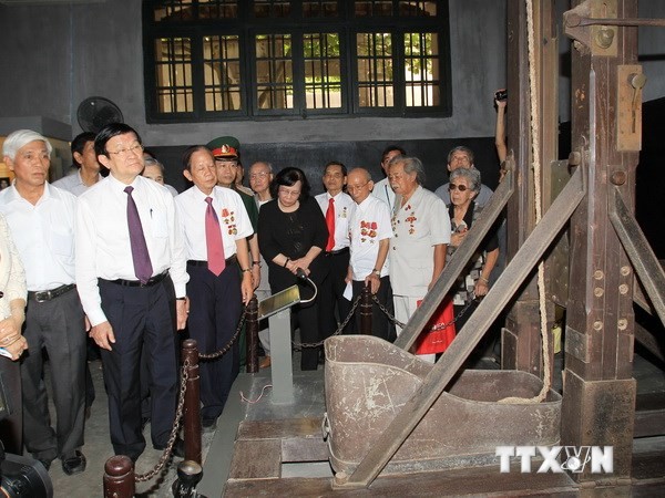 Chủ tịch nước Trương Tấn Sang thăm Khu di tích và gặp gỡ các cựu tù chính trị Hỏa Lò - ảnh 1