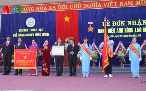 Phó chủ tịch nước Nguyễn Thị Doan trao danh hiệu Anh hùng Lao động cho Trường THPT Chuyên Hùng Vương - ảnh 1