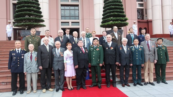 Bộ trưởng Bộ Quốc phòng Phùng Quang Thanh tiếp đoàn cựu chiến binh Nga và Belarus - ảnh 1