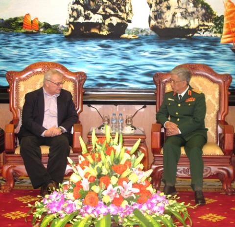 Thượng tướng Nguyễn Chí Vịnh tiếp cựu Đại sứ Mỹ tại Việt Nam Michael Michalak  - ảnh 1