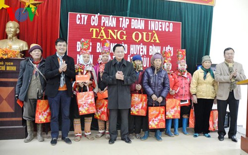VOV Đông Bắc tặng 400 suất quà tết cho đồng bào nghèo Quảng Ninh - ảnh 2