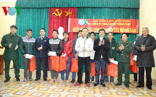 VOV Đông Bắc tặng 400 suất quà tết cho đồng bào nghèo Quảng Ninh - ảnh 1