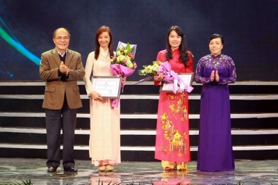 Chủ tịch Quốc hội Nguyễn Sinh Hùng dự lễ trao giải Cuộc thi viết “Sự hy sinh thầm lặng” - ảnh 1