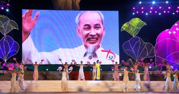 Chủ tịch Quốc hội Nguyễn Sinh Hùng dự khai mạc Lễ hội làng Sen 2015 - ảnh 1