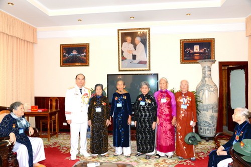 Phó Thủ tướng Nguyễn Xuân Phúc tiếp đoàn đại biểu các mẹ Việt Nam anh hùng tỉnh Tiền Giang - ảnh 1