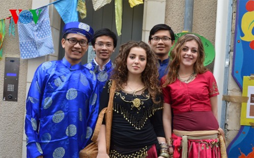 Sinh viên Việt tham dự Ngày hội văn hóa tại thành phố Poitiers, Pháp - ảnh 5
